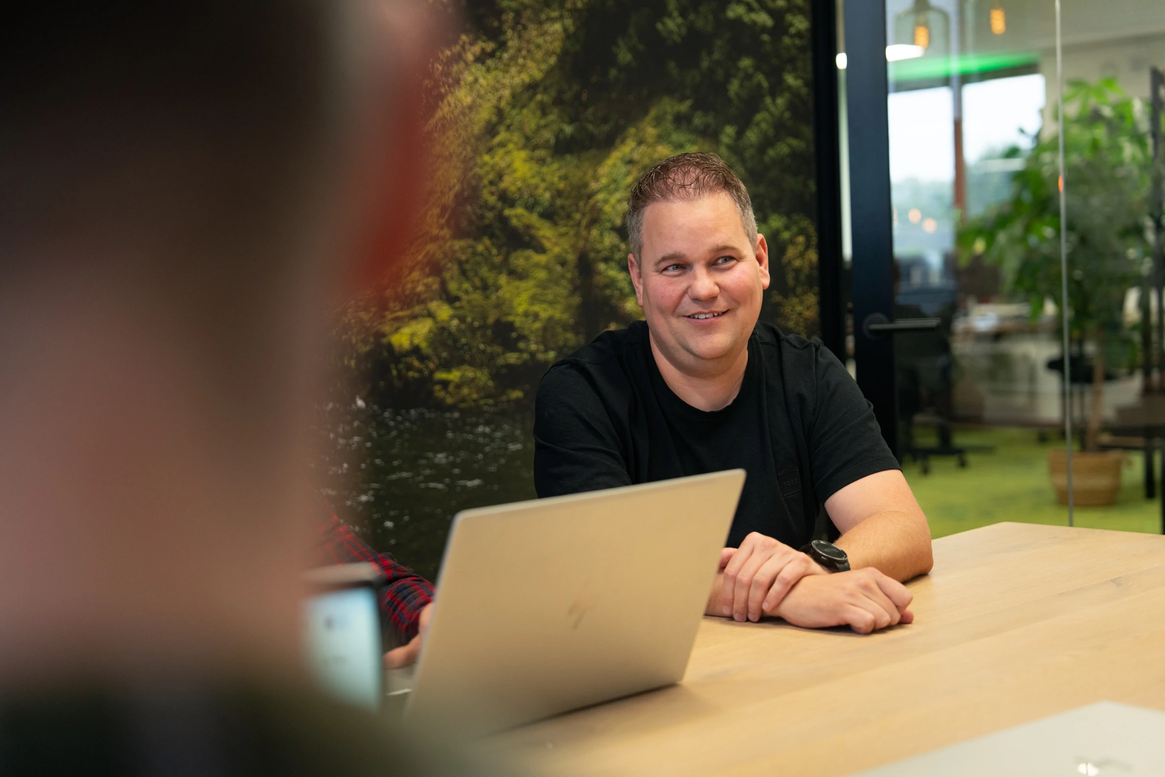 Medewerkers van Wux overleggen lachend over een succesvolle TikTok Shopping strategie.