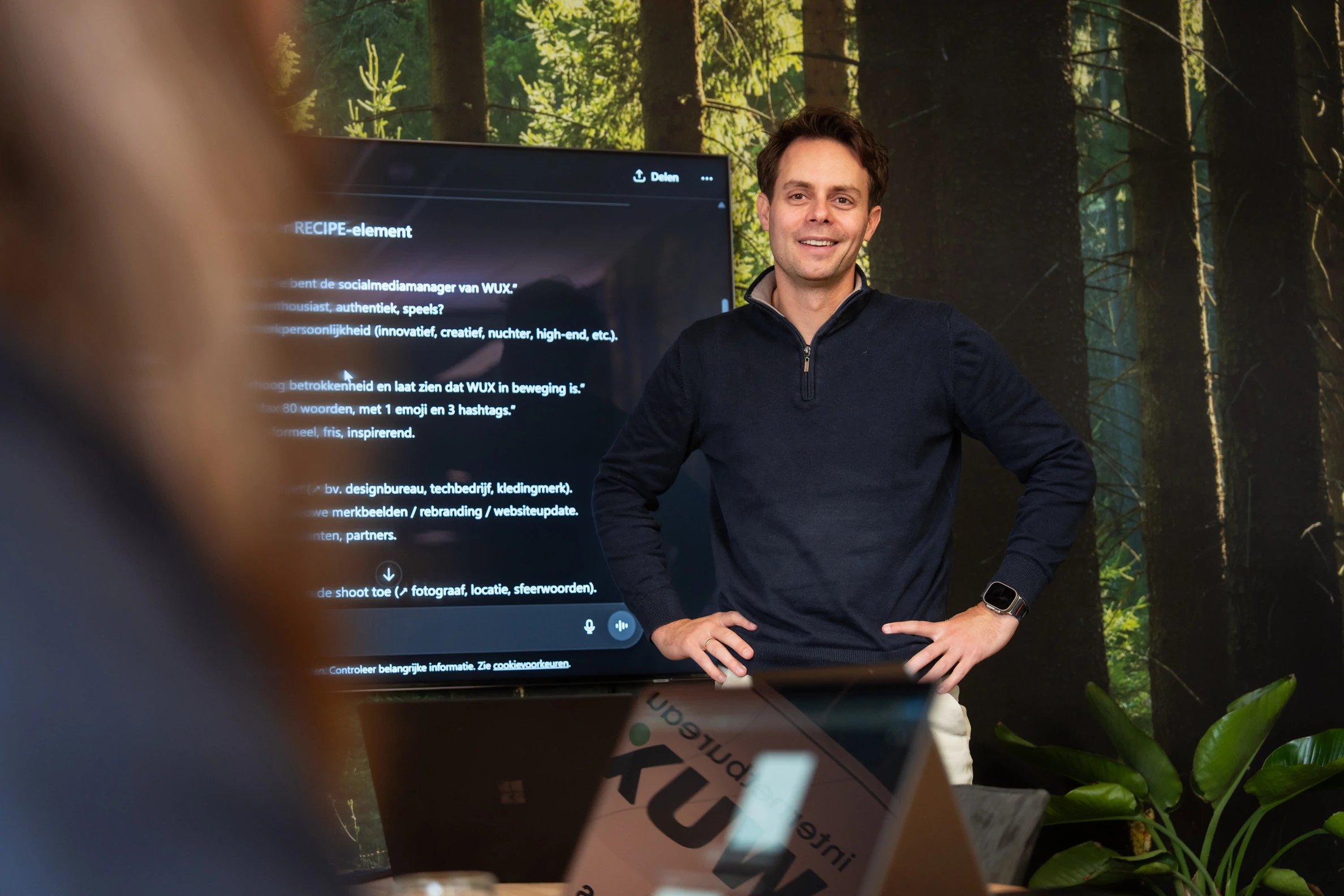 Een medewerker van Wux geeft een presentatie over het strategisch gebruik van AI-tools op de werkvloer.