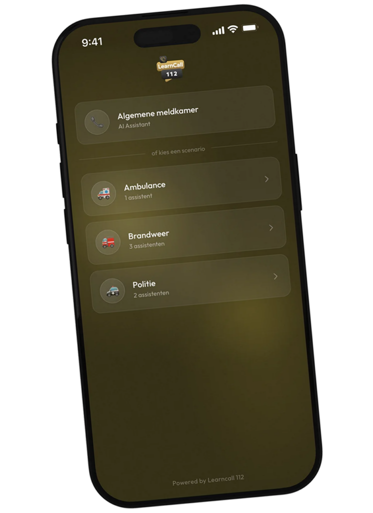 Mockup van een smartphone die het startscherm van de app 'LearnCall 112' toont. De donkere interface bevat knoppen om noodoproepen te oefenen met behulp van AI-assistenten, waarbij de gebruiker kan kiezen voor de 'Algemene meldkamer' of specifieke scenario's voor 'Ambulance', 'Brandweer' en 'Politie'.