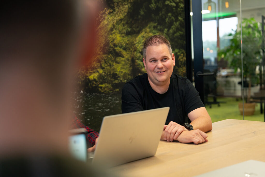 Specialisten van Wux in overleg over webdesign aanpak