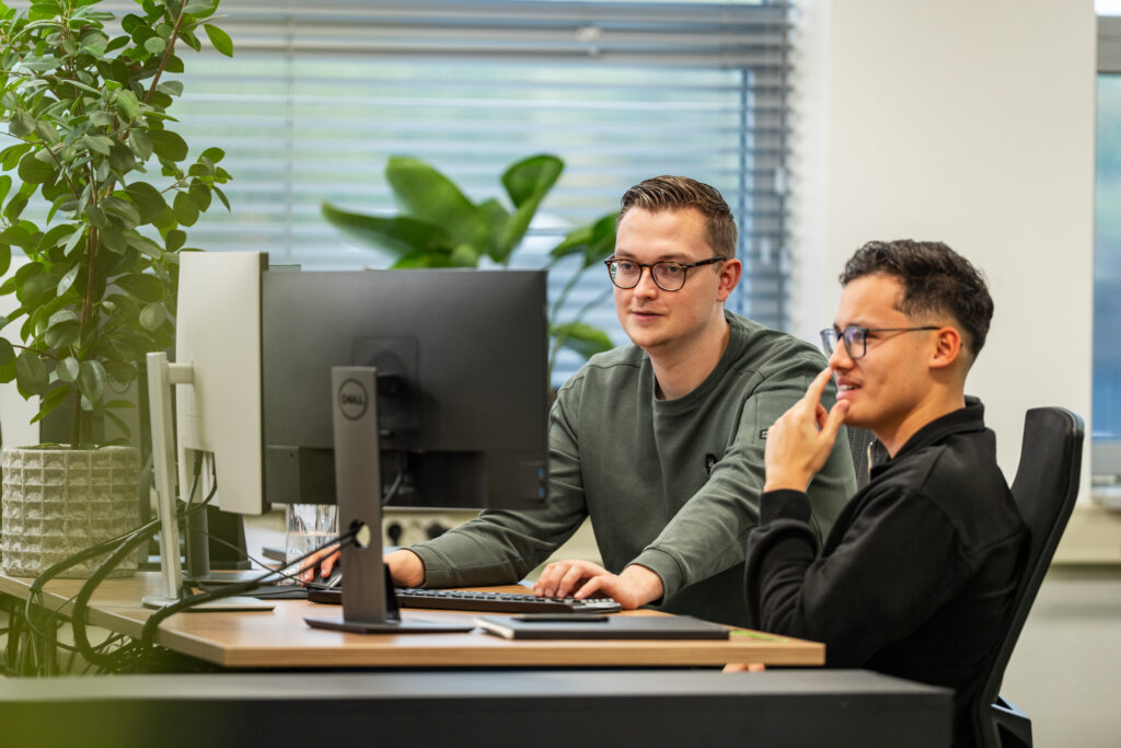 Developers van Wux overleggen over het technische design van de Exact koppeling.