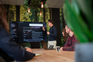 Een medewerker van Wux presenteert de voordelen van professionele videobewerking met AI.