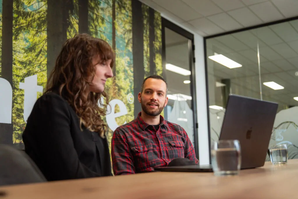 Wux specialisten analyseren online marketingprestaties samen