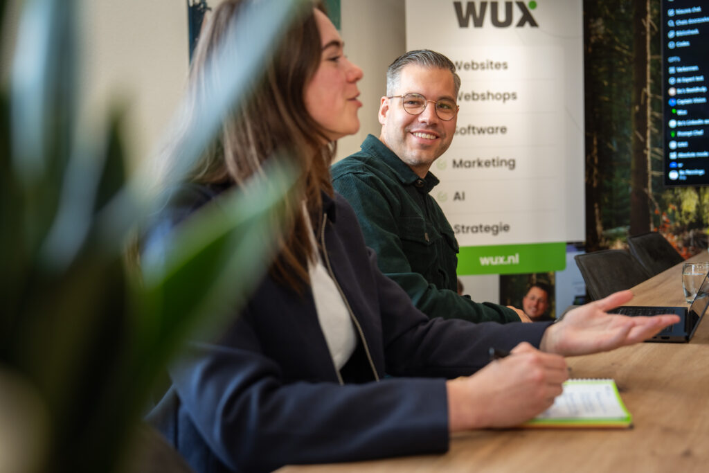 Online marketing strateeg presenteert strategie aan Wux team