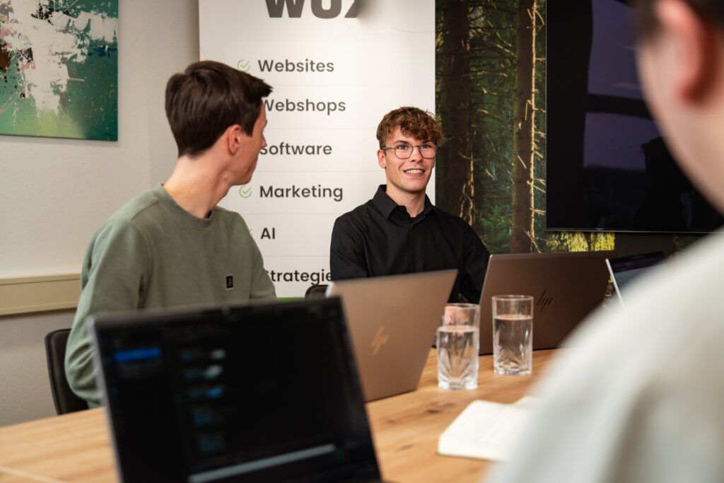 Wux huisstijl en logo team werkt aan merkidentiteit