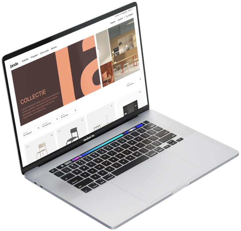 Een schuin afgebeelde laptop tegen een donkere achtergrond toont de 'Collectie' pagina van de Lande website. Op het scherm is een dynamische header te zien met grote typografie en interieurfoto's. Daaronder staat een overzichtelijk raster met de meubelcollectie, voorzien van handige zoekfilters voor onder andere categorie en materiaal.