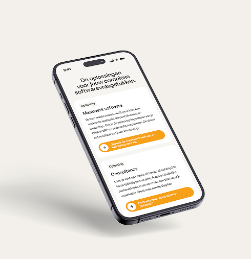Een zwarte smartphone die een mobiele pagina van de ADA ICT-website toont met als titel "De oplossingen voor jouw complexe softwarevraagstukken." Daaronder worden twee specifieke diensten uitgelicht met hun eigen tekstblok en knop: 'Maatwerk software' en 'Consultancy'.
