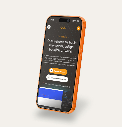 Een oranje smartphone tegen een lichte achtergrond, die de mobiele weergave van de ADA ICT-website toont. De pagina belicht de inzet van OutSystems met de kop "OutSystems als basis voor snelle, veilige bedrijfssoftware", voorzien van call-to-action knoppen.