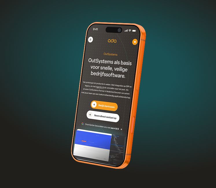 Een oranje smartphone die de mobiele weergave van de ADA ICT-website toont. Het scherm belicht de focus op OutSystems met de kop "OutSystems als basis voor snelle, veilige bedrijfssoftware", samen met de voordelen van deze aanpak en knoppen naar klantcases.