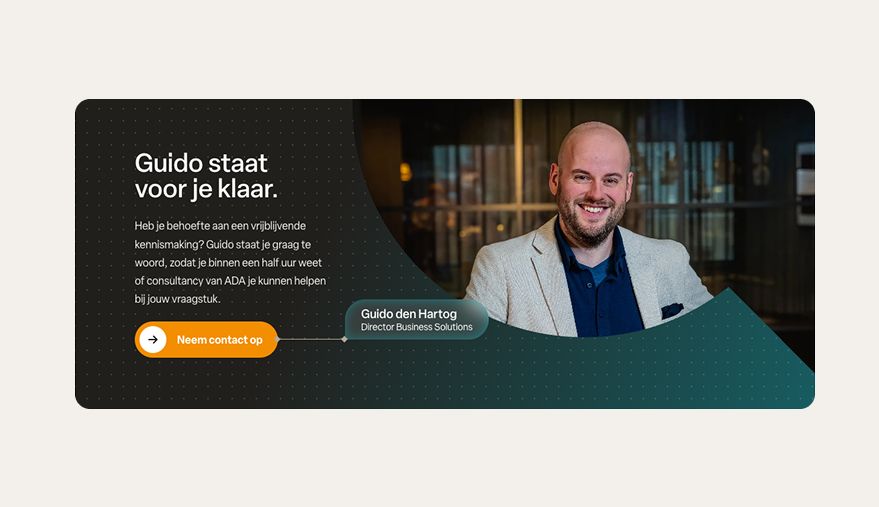 Een brede, donkere websitebanner van ADA ICT met de uitnodigende tekst "Guido staat voor je klaar." Links staat informatie over het inplannen van een vrijblijvende kennismaking voor consultancy met een oranje 'Neem contact op'-knop. Rechts is een lachende portretfoto van Guido den Hartog, Director Business Solutions, te zien.