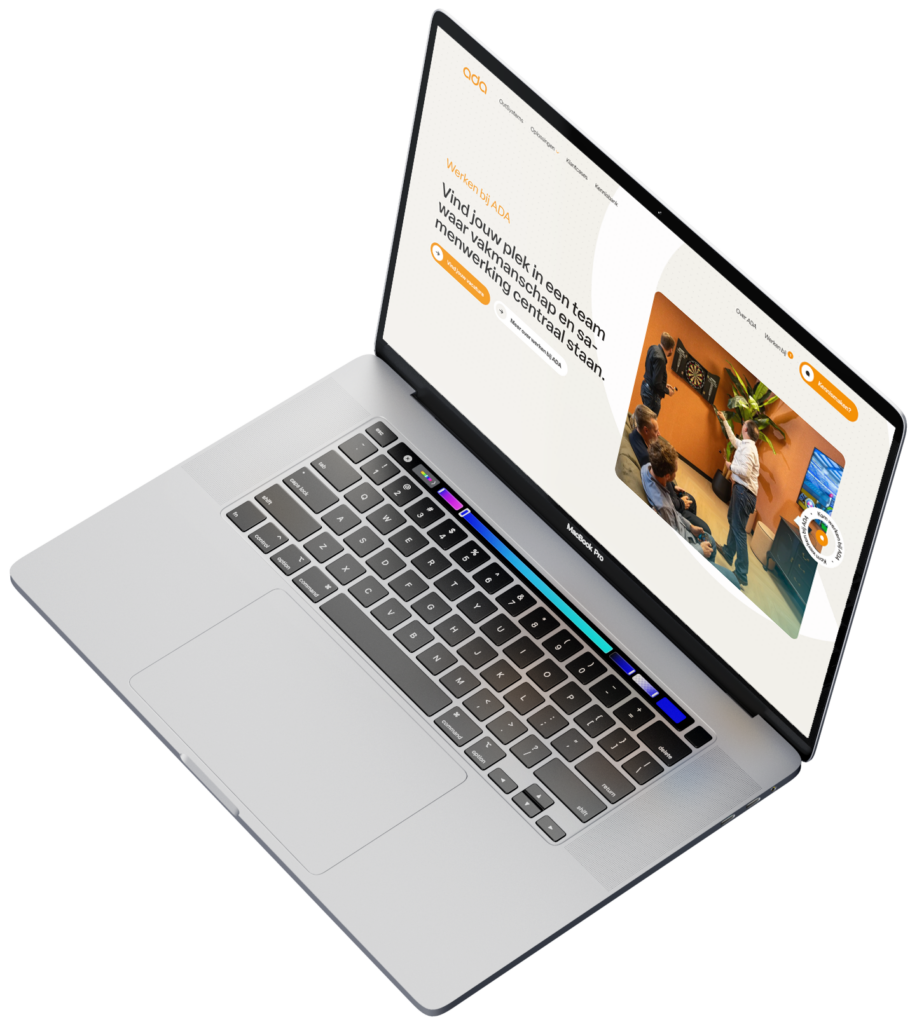 Een schuin afgebeelde laptop tegen een donkere achtergrond toont de 'Werken bij'-pagina van de ADA ICT-website. Centraal op het scherm staat de wervende tekst "Vind jouw plek in een team waar vakmanschap en samenwerking centraal staan.", vergezeld van een sfeerfoto waarop collega's ontspannen een potje darten in de kantoorruimte.
