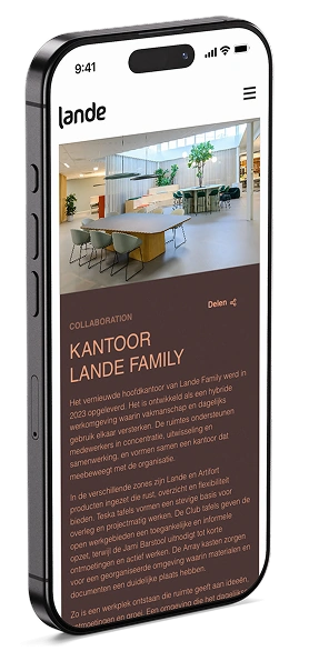 Een schuin afgebeelde smartphone die de mobiele weergave van de Lande website toont. Op het scherm staat de projectcase 'Kantoor Lande Family' centraal. Bovenaan staat een interieurfoto van een lichte, moderne kantoorruimte met een overlegtafel, stoelen en planten. Daaronder staat op een donkerbruine achtergrond het label "COLLABORATION", de titel en een inleidende tekst over deze hybride werkomgeving.