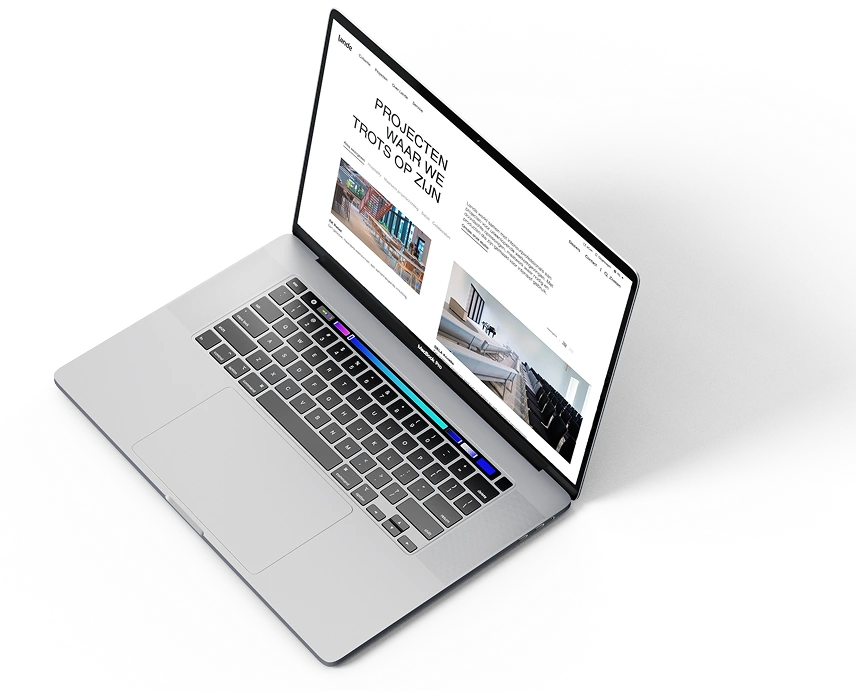 Een MacBook tegen een donkere, sfeervolle achtergrond toont de projectenpagina van de Lande website. Op het scherm staat groot de titel "Projecten waar we trots op zijn", vergezeld van filteropties voor verschillende branches en twee uitgelichte foto's van inspirerende, moderne interieurinrichtingen.