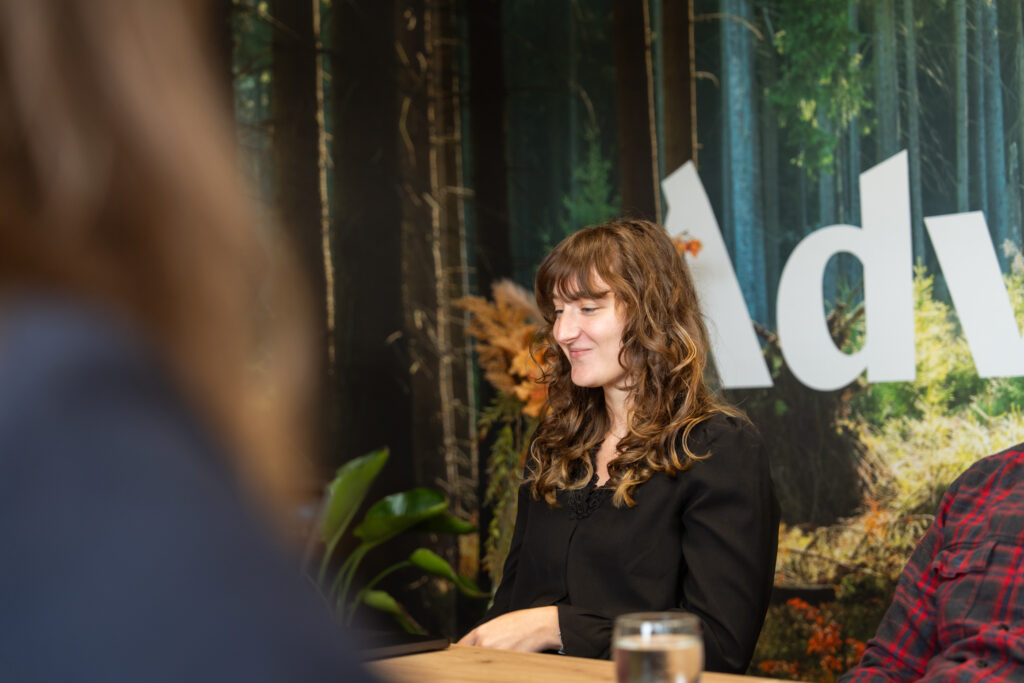 Een Wux medewerker in gesprek over de succesvolle implementatie van de Realworks koppeling bij een klant.