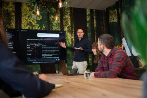 Een team van Wux in overleg over welke AI-assistent ze gaan gebruiken.