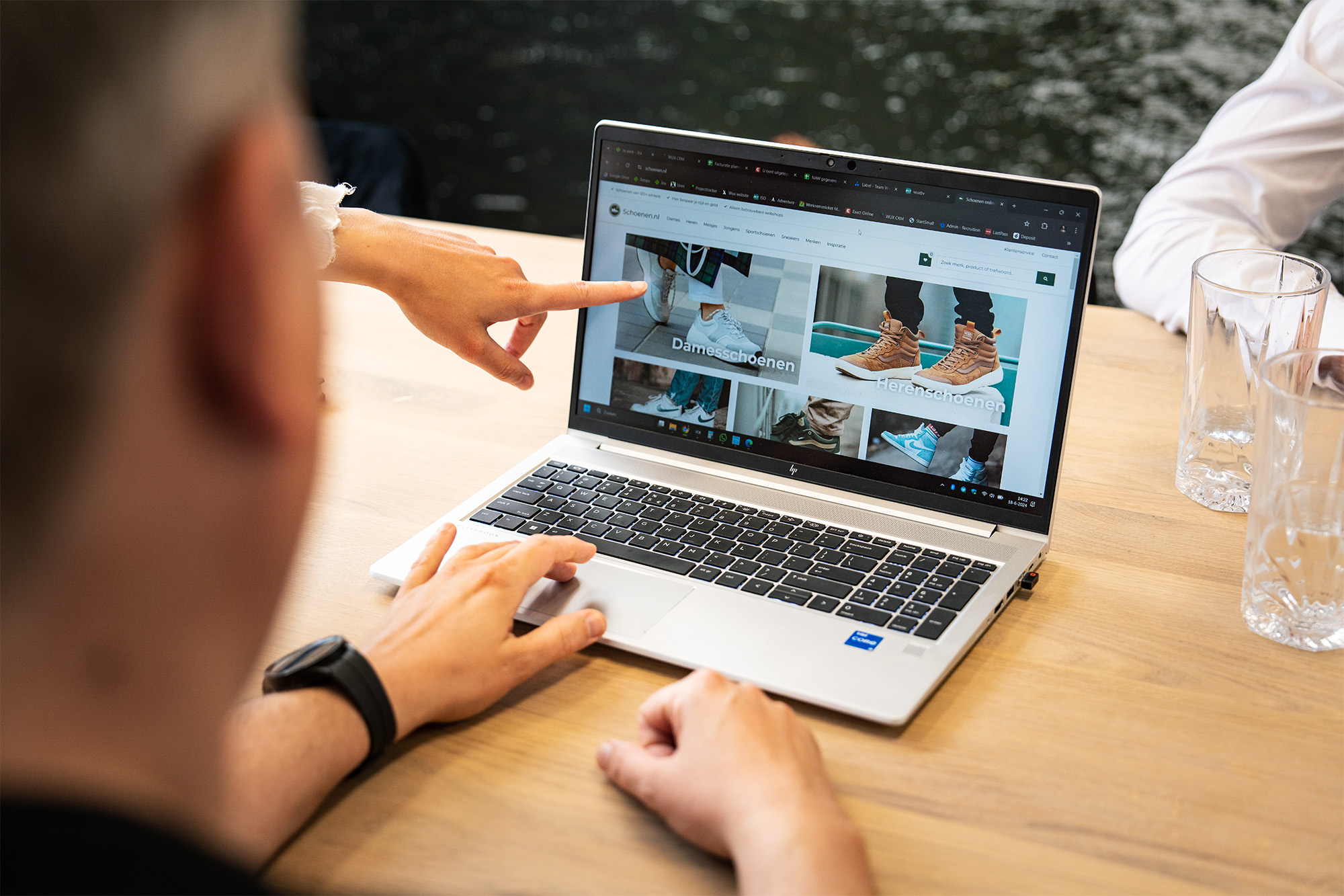 Het team van Wux controleert een schoenenwebshop op conversiekillers en gebruiksvriendelijkheid.