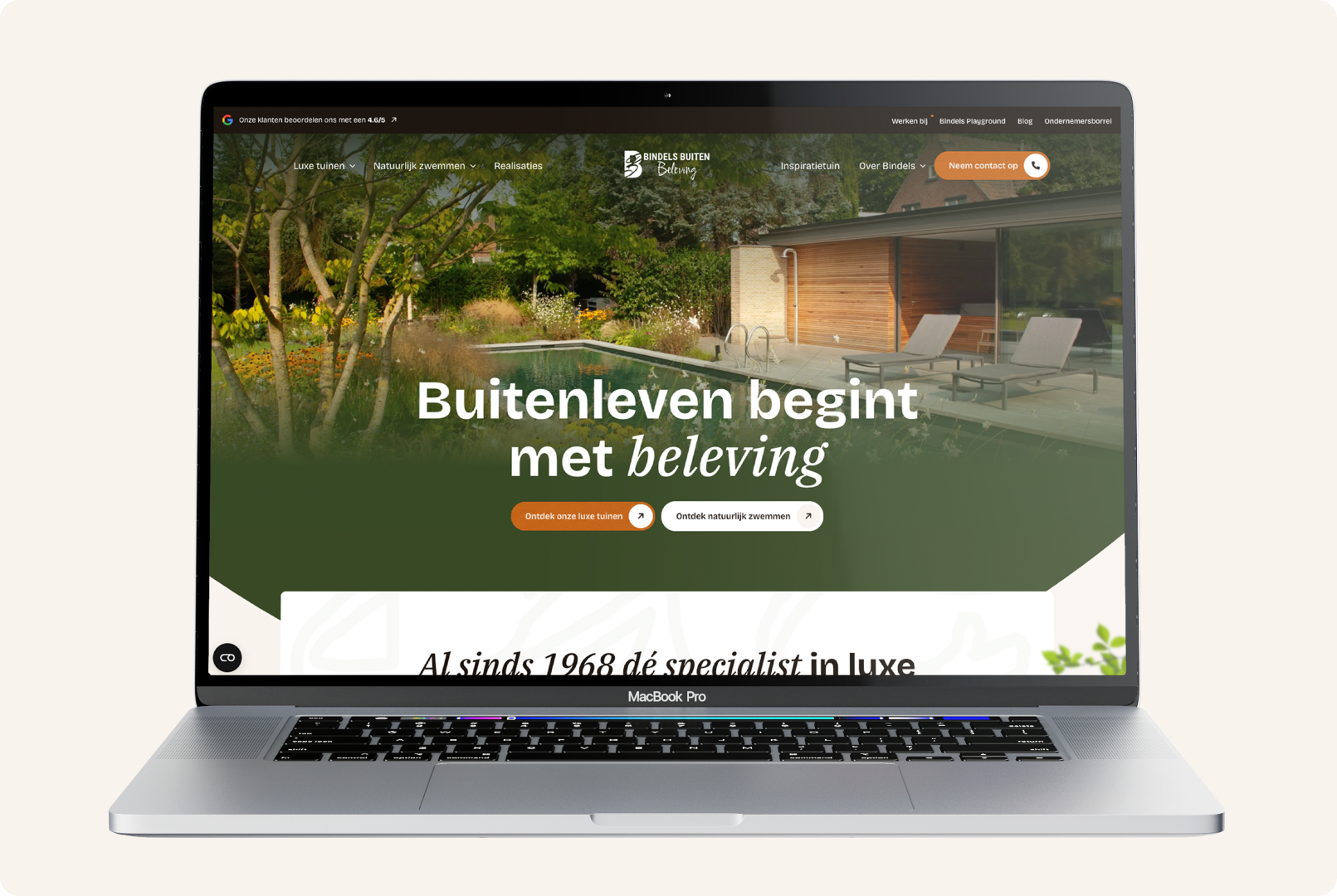 Een geopende MacBook Pro die de desktopversie van de website van Bindels Buiten Beleving toont. Op het scherm is de homepagina te zien met een grote foto van een luxe tuin met een zwembad en poolhouse, met daaroverheen de slogan "Buitenleven begint met beleving".