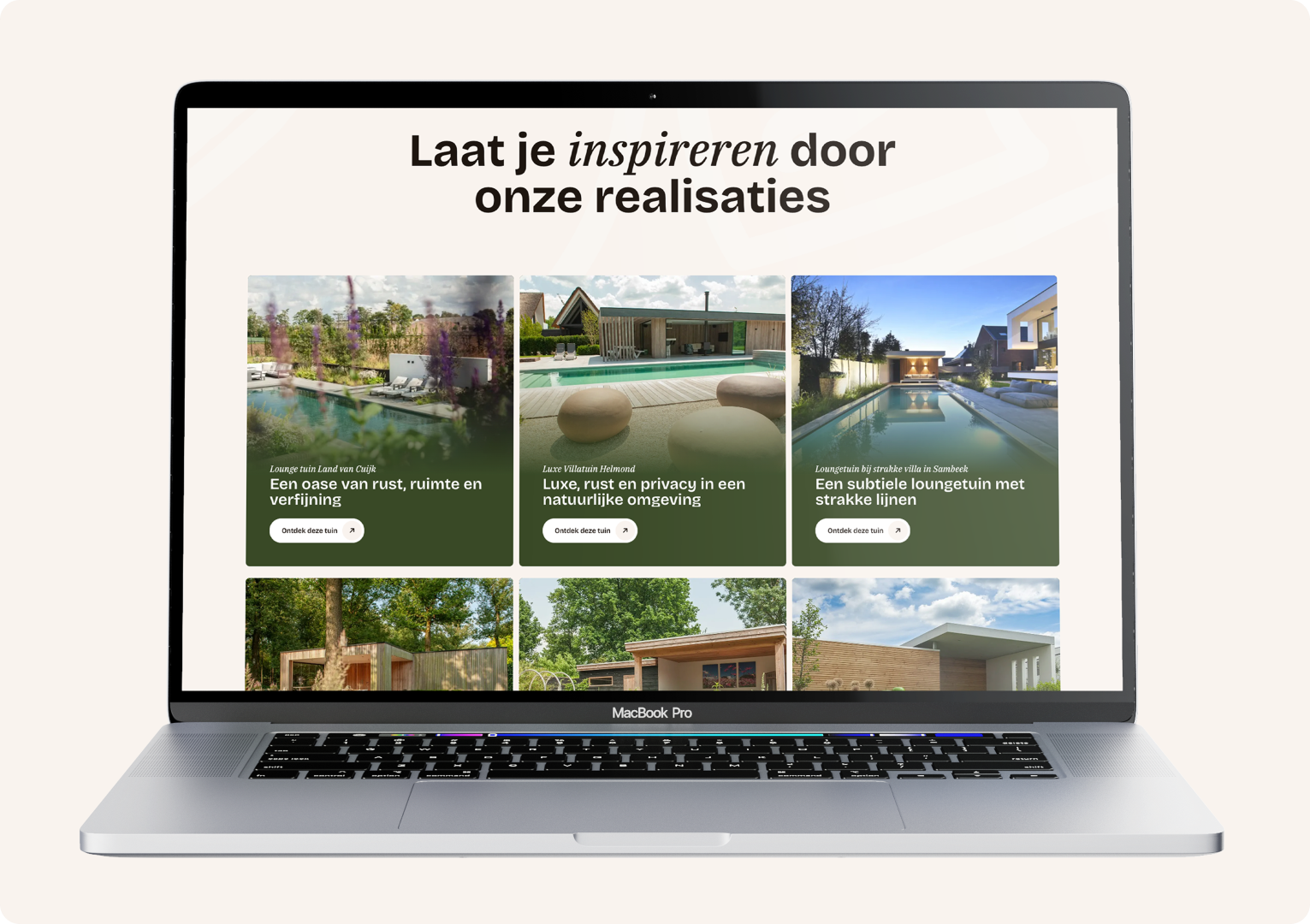 Een geopende MacBook Pro die de overzichtspagina met gerealiseerde projecten toont. Boven de projecten staat de titel "Laat je inspireren door onze realisaties". Daaronder is een overzichtelijk raster met kaarten van verschillende luxe tuinen te zien, waaronder projecten in Land van Cuijk, Helmond en Sambeek. Elke kaart bevat een foto, een titel, een korte beschrijving en een doorklikknop.
