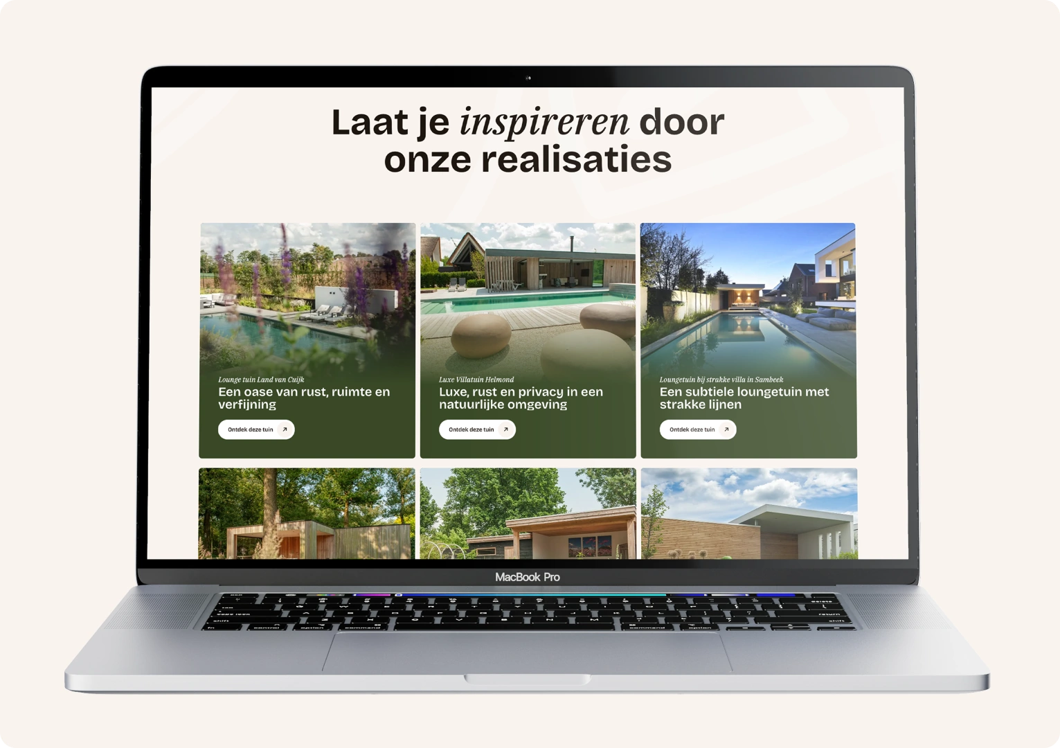 Een geopende MacBook Pro die de overzichtspagina met gerealiseerde projecten toont. Boven de projecten staat de titel "Laat je inspireren door onze realisaties". Daaronder is een overzichtelijk raster met kaarten van verschillende luxe tuinen te zien, waaronder projecten in Land van Cuijk, Helmond en Sambeek. Elke kaart bevat een foto, een titel, een korte beschrijving en een doorklikknop.