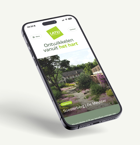 Mock-up van de mobiele homepagina van LATEI op een smartphone. Bovenaan staat het logo en de slogan 'Ontwikkelen vanuit het hart'. Daaronder is een grote sfeerfoto zichtbaar van het groene, bosrijke nieuwbouwproject 'Soesterberg | De Meyster'