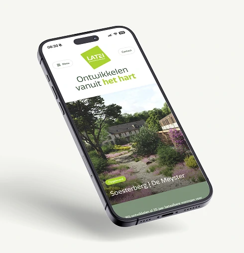 Mock-up van de mobiele homepagina van LATEI op een smartphone. Bovenaan staat het logo en de slogan 'Ontwikkelen vanuit het hart'. Daaronder is een grote sfeerfoto zichtbaar van het groene, bosrijke nieuwbouwproject 'Soesterberg | De Meyster'