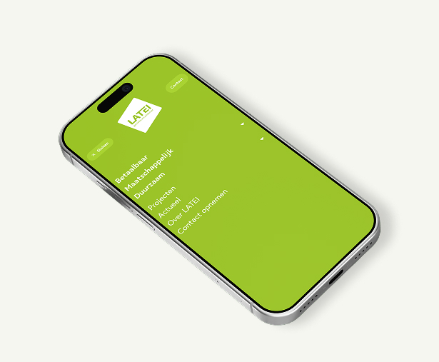Mock-up van een smartphone die het geopende mobiele navigatiemenu van de LATEI website toont. Het scherm is opgemaakt in de kenmerkende groene merkkleur. Onder het witte LATEI logo staan de verschillende menu-opties overzichtelijk onder elkaar in witte tekst, waaronder 'Betaalbaar', 'Maatschappelijk', 'Duurzaam' en 'Projecten'.