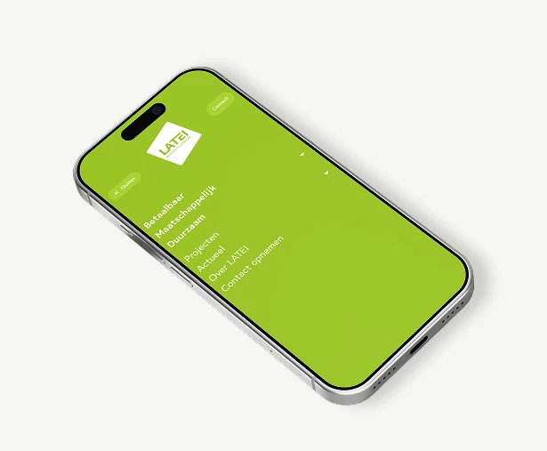 Mock-up van een smartphone die het geopende mobiele navigatiemenu van de LATEI website toont. Het scherm is opgemaakt in de kenmerkende groene merkkleur. Onder het witte LATEI logo staan de verschillende menu-opties overzichtelijk onder elkaar in witte tekst, waaronder 'Betaalbaar', 'Maatschappelijk', 'Duurzaam' en 'Projecten'.