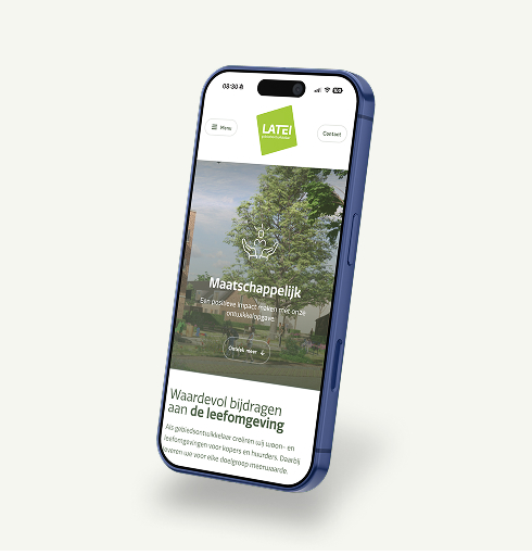 Mock-up van de LATEI website op een smartphone. Het scherm toont het thema 'Maatschappelijk' met de tekst 'Een positieve impact maken met onze ontwikkelopgave' over een achtergrondfoto van een groene, levendige buurt. Daaronder staat de kop 'Waardevol bijdragen aan de leefomgeving'.