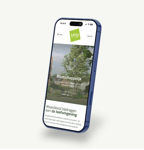Mock-up van de LATEI website op een smartphone. Het scherm toont het thema 'Maatschappelijk' met de tekst 'Een positieve impact maken met onze ontwikkelopgave' over een achtergrondfoto van een groene, levendige buurt. Daaronder staat de kop 'Waardevol bijdragen aan de leefomgeving'.