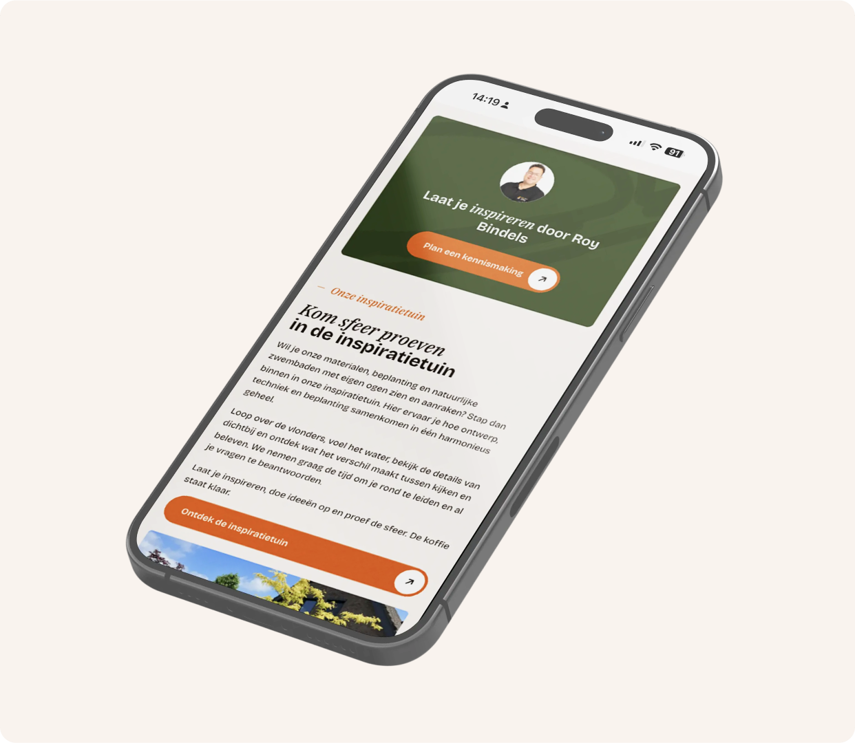 Een schuin afgebeelde smartphone die een mobiele pagina van de Bindels Buiten Beleving website toont. Bovenaan is een groen vlak te zien met een kleine portretfoto en de tekst "Laat je inspireren door Roy Bindels", inclusief een knop voor een kennismaking. Daaronder staat een witte sectie met de titel "Kom sfeer proeven in de inspiratietuin", een beschrijvende tekst die bezoekers uitnodigt, en een brede oranje knop om de inspiratietuin verder te ontdekken.