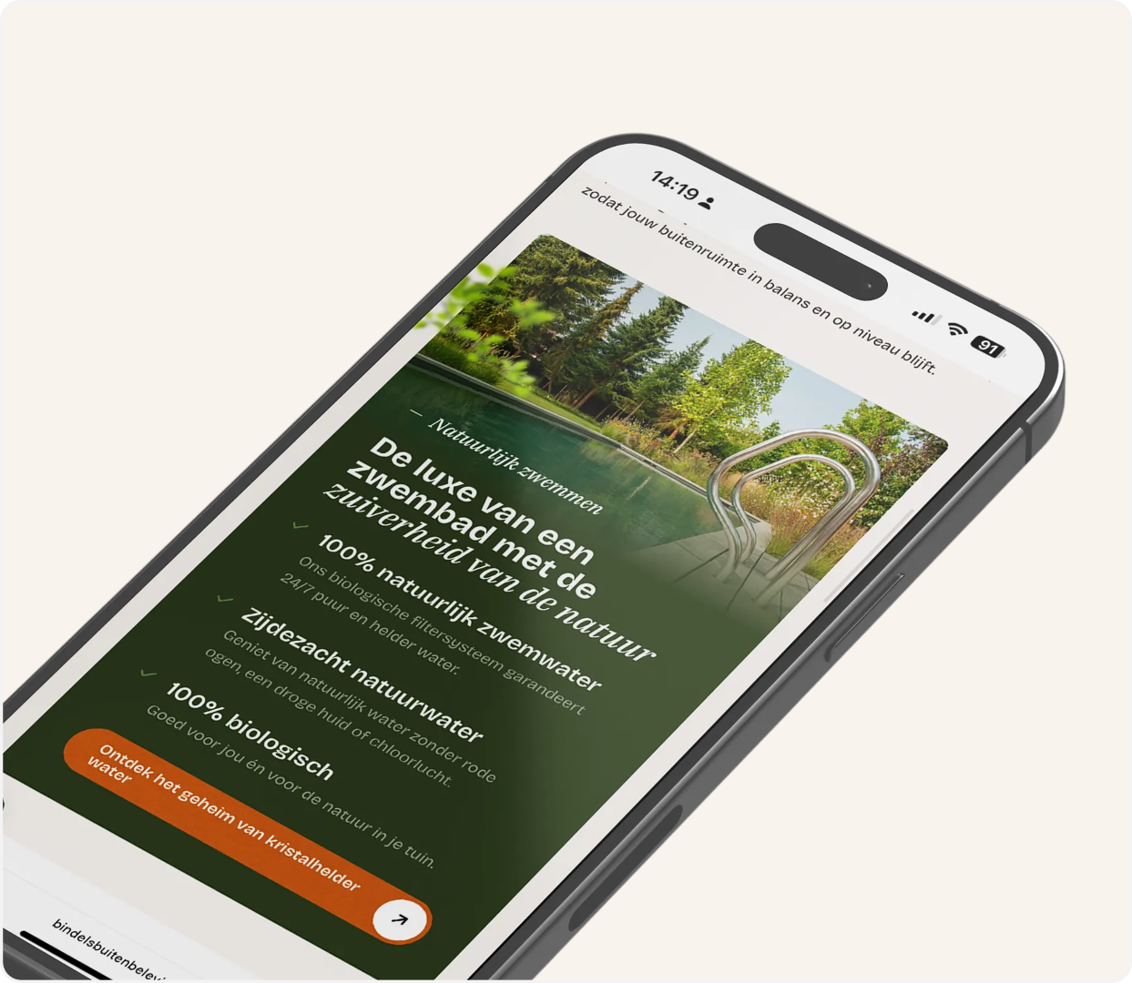 Een schuin afgebeelde smartphone die een sectie van de Bindels Buiten Beleving website over natuurlijk zwemmen toont. Op het scherm is een foto van een natuurzwembad met een rvs-zwemtrap te zien, gecombineerd met een donkergroen vlak met de tekst "De luxe van een zwembad met de zuiverheid van de natuur" en vinkjes bij voordelen zoals "100% natuurlijk zwemwater" en "100% biologisch". Onderaan staat een oranje actieknop.