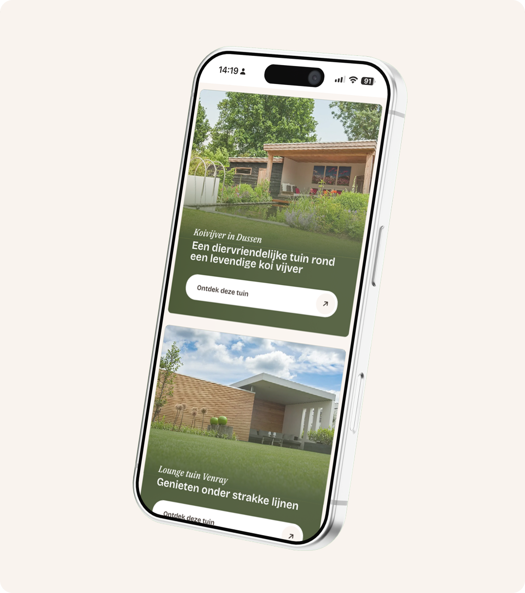 Een schuin afgebeelde smartphone die de mobiele weergave van de projectenpagina toont. Op het scherm zijn twee uitgelichte projecten onder elkaar te zien: een "Koivijver in Dussen" en een "Lounge tuin Venray", beide voorzien van een sfeerfoto van de tuin, een korte beschrijving en een knop om het project verder te ontdekken.