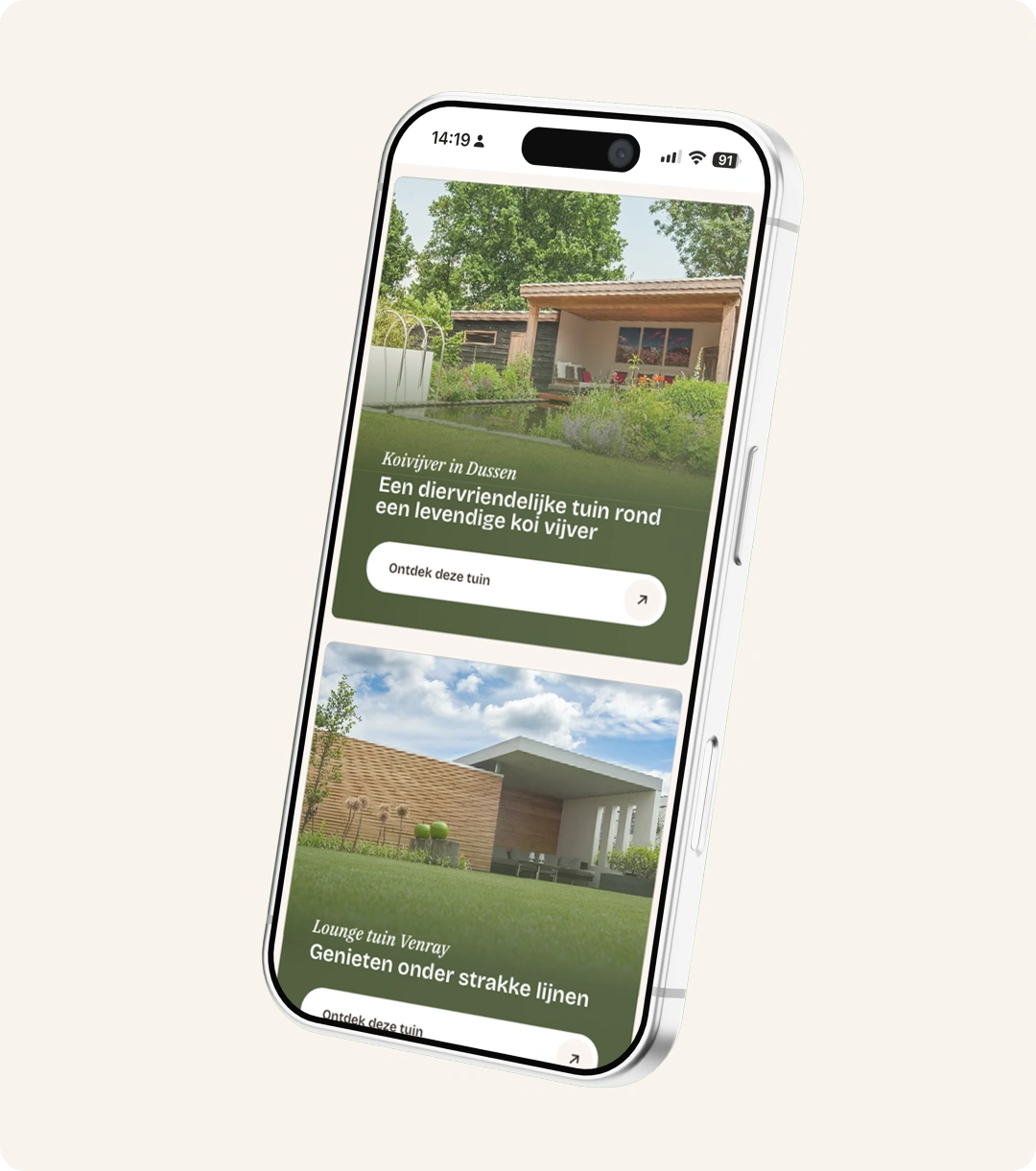 Een schuin afgebeelde smartphone die de mobiele weergave van de projectenpagina toont. Op het scherm zijn twee uitgelichte projecten onder elkaar te zien: een "Koivijver in Dussen" en een "Lounge tuin Venray", beide voorzien van een sfeerfoto van de tuin, een korte beschrijving en een knop om het project verder te ontdekken.