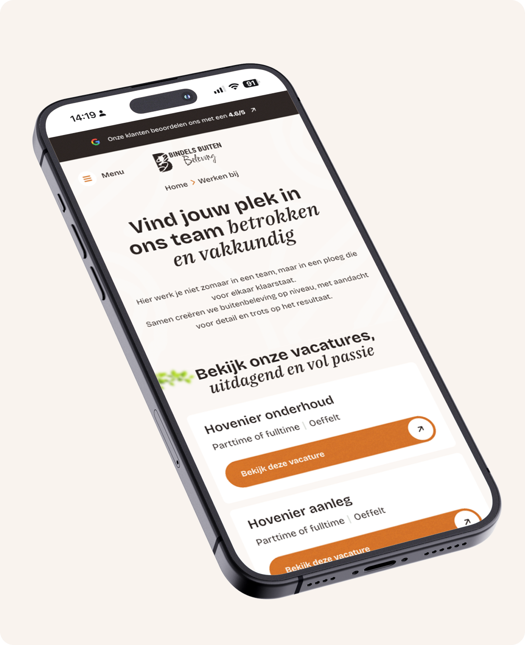 Een schuin afgebeelde smartphone die de mobiele 'Werken bij' pagina van de Bindels Buiten Beleving website toont. Op het scherm staat de titel "Vind jouw plek in ons team betrokken en vakkundig", gevolgd door een inleidende tekst en een overzicht van actuele vacatures, zoals "Hovenier onderhoud" en "Hovenier aanleg", elk voorzien van een oranje knop om de vacature te bekijken.