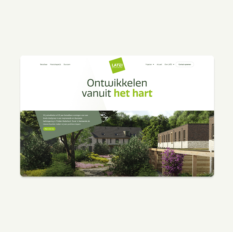 De bovenkant van de homepagina van de LATEI website. Centraal onder het logo staat in grote letters 'Ontwikkelen vanuit het hart', waarbij 'het hart' groen is gekleurd. Daaronder staat een brede sfeerfoto van een groen, bosrijk nieuwbouwproject met moderne bakstenen huizen. Over de linkerbovenhoek van de foto ligt een schuin afgesneden groen vlak met een introductietekst over 35 jaar betaalbare woningen ontwikkelen in Midden-Nederland, inclusief een 'Meer over ons' knop.