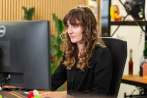 Een specialist van Wux voert een UX-audit uit om de gebruiksvriendelijkheid van een platform te beoordelen.