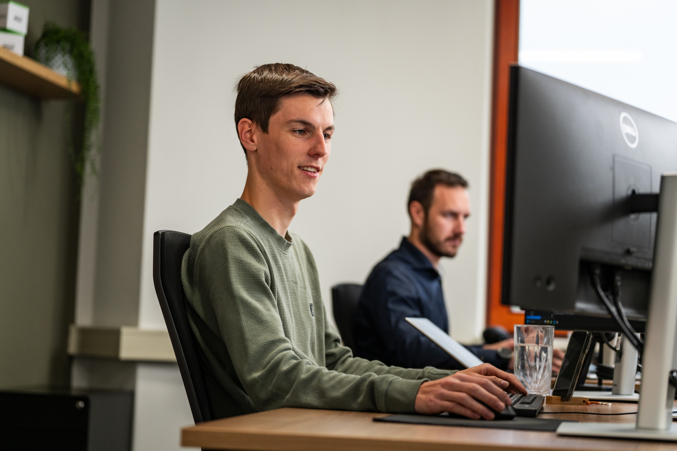 Developer van Wux werkt aan de herroepingsplugin op kantoor.