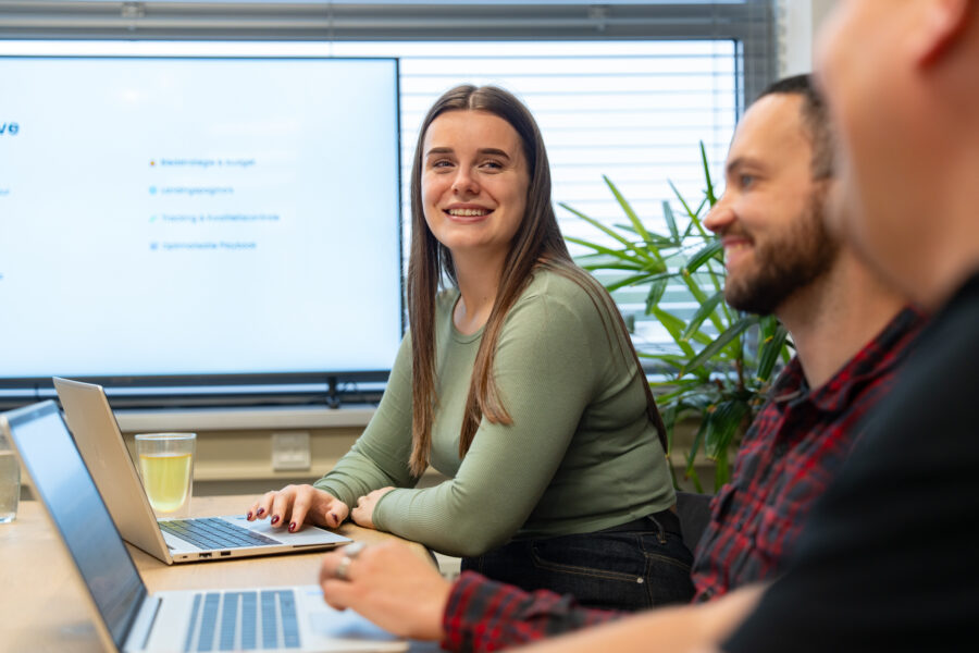 Het marketingteam van Wux analyseert de prestatiestatistieken van lopende Social Ads-campagnes.