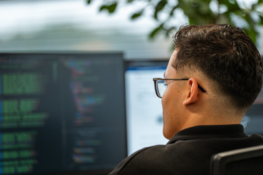 Ontwikkelaar bij Wux analyseert complexe code om de technische performance van een webshop te verbeteren.