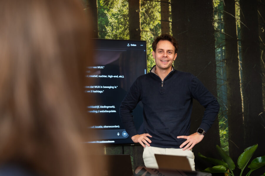 AI-specialist van Wux staat voor een scherm en geeft een presentatie over OpenAI Ads Manager