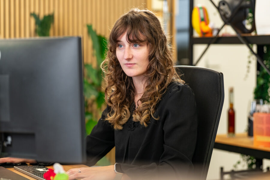 Een specialist van Wux optimaliseert een zakelijke website voor B2B leadgeneratie.