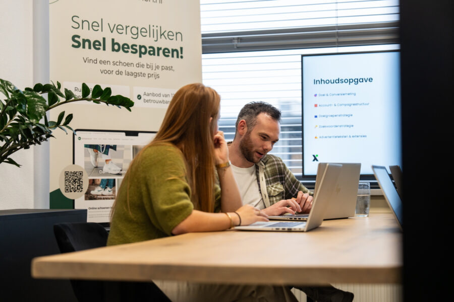 Wux specialisten bespreken een B2B leadgeneratie strategie om meer qualified leads uit de website te halen.
