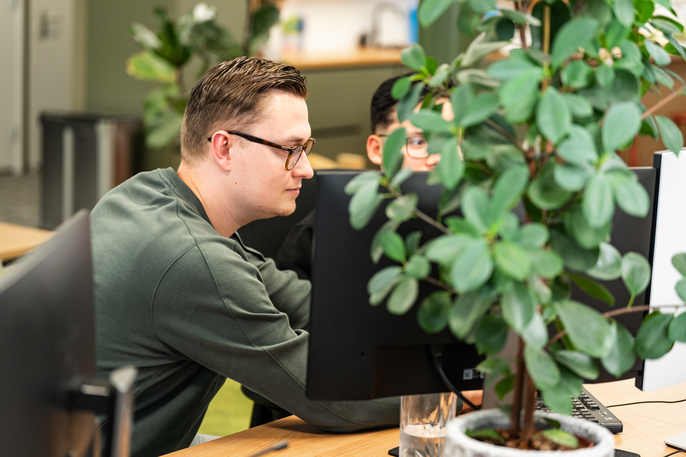 Developer van Wux analyseert data van de website om anonieme B2B-bezoekers om te zetten in leads.