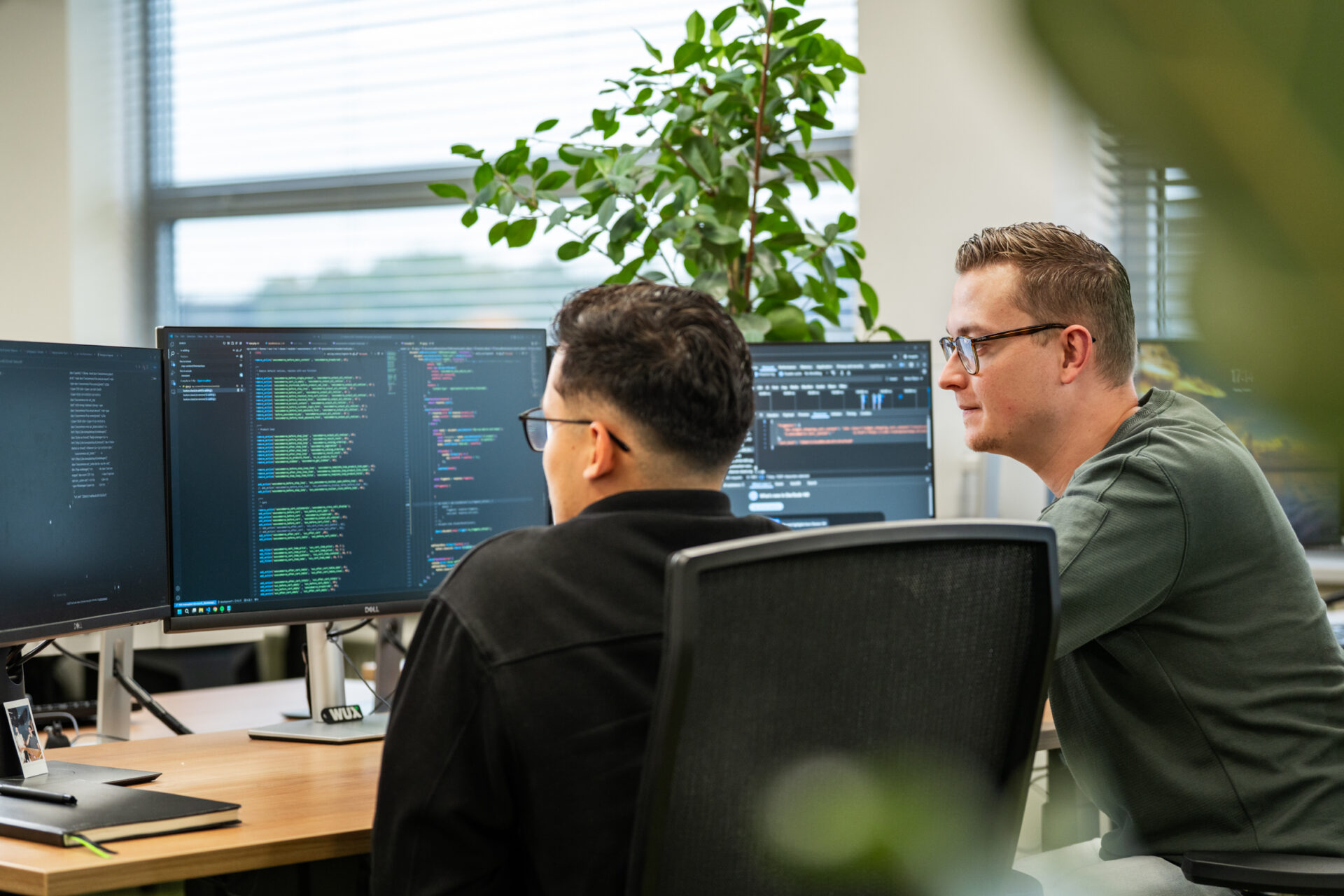 Developers van Wux werken aan de hreflang-tags en internationale SEO-code van een webshop.